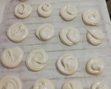 Foto del paso 1 de la receta: Suspiros de merengue y café ☕