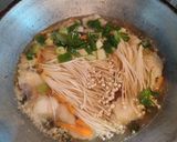 Foto langkah ke 4 dari resep Sup dori enoki.