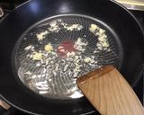 Une image de l'étape 5 de Gambas sauvages à la tomate, câpres et aneth.