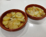 Foto del paso 3 de la receta: Cazuela de huevos con patatas al queso azul