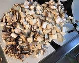 Une image de l'étape 3 de Champignons monstres farcis (oignon de roscoff,salicornes,sauce tomate maison,épices).