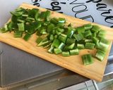Une image de l'étape 5 de Saucisses fumées aux poivrons verts, tomates séchées et courgette.