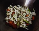 Foto langkah ke 3 dari resep Tumis kembang kol, wortel, buncis dan ayam.