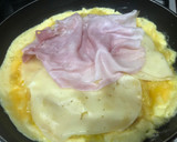 Foto del paso 5 de la receta: Tortilla de patatas rellena de jamón York y queso