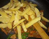 A picture of step 3 of Potato and chicken stir fry.