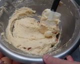 Une image de l'étape 5 de Cake aux éclats de caramel et fruits confits.