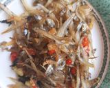 Foto langkah ke 3 dari resep Tumis Daun Pepaya dan Teri Goreng Pedas.