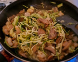 Foto del paso 4 de la receta: Tiras de calabacín con gambas y champiñones