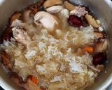 Foto langkah ke 5 dari resep Snow ear mushroom chicken soup (sup ayam obat cina).
