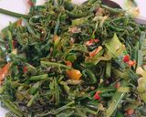 Foto langkah ke 4 dari resep Tumis Sayur Daun Pakis.