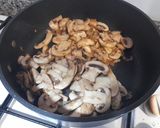 Foto del paso 4 de la receta Solomillos de pollo albardados en salsa de champiñones