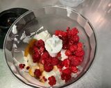 Une image de l'étape 5 de Coupes aux framboises, skyr et cranberries.
