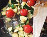 Une image de l'étape 2 de Pâtes, sauce crémeuse au Philadelphia, courgettes et tomates cerises.
