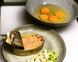 Foto del paso 1 de la receta: Tortilla de ajetes tiernos y bonito en escabeche con guarnición de espárragos trigueros