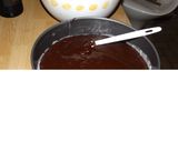 Foto del paso 3 de la receta Pastel de cacao con fresas y chocolate con avellanas