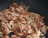 Foto del paso 2 de la receta: Muslos de pollo en salsa con champiñones y cebolla