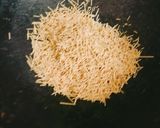 गव्हाच्या शेवयाचे उपीट (Ghavachya shewayache Upit Recipe In Marathi) रेसिपी स्टेप 1 फोटो 