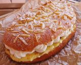 Foto del paso 11 de la receta: Coca de Sant Joan 2025 v3: De almendras y rellena de crema quemada y nata