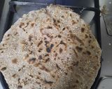 बाजरीची तीळ लावून भाकरी (bajrichi teel bhakhri recipe in marathi) रेसिपी स्टेप 3 फोटो 