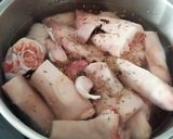 Foto del paso 2 de la receta Manitas de cerdo con tomate, jamón y morro