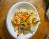 Foto del paso 4 de la receta: Camarones al ajillo acompañado de yuca