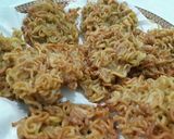 Foto langkah ke 5 dari resep Omelet mie instan.