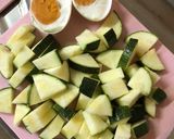 รูปขั้นตอนการทำที่ 1 ของ ซูกินีผัดน้ำพริกเผาไข่เค็ม