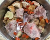 高麗菜乾枸杞香菇排骨湯（大同電鍋料理）的食譜步驟7照片