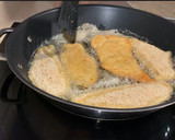 Foto del paso 2 de la receta: Merluza empanada en salsa americana