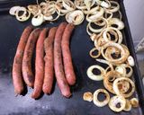 Une image de l'étape 7 de Merguez aux oignons épicés.
