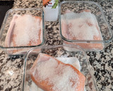 Foto del paso 3 de la receta: Salmón ahumado casero con tomate y queso fresco 😋