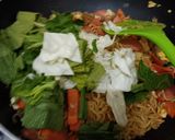Foto langkah ke 7 dari resep Mie goreng instan spesial.