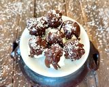 Foto del passaggio 5 della ricetta Bon bon yogurt, cocco e cioccolato fondente