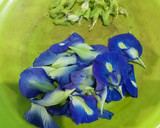 Foto langkah ke 2 dari resep Bakwan Jagung Bunga Telang.
