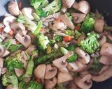 Foto del paso 4 de la receta: Wok de verduras y setas con huevo