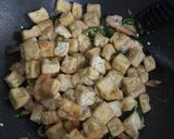 Foto langkah ke 3 dari resep Tahu Dan Udang Tumis Cabe Hijau.