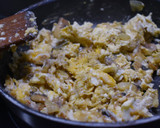 Foto del paso 6 de la receta: Revuelto de huevo con champiñones