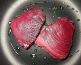 Foto del paso 8 de la receta: Filetes de atún a la plancha con aceite de perejil