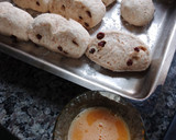 Foto del paso 5 de la receta: Pancitos de harina integral y pasas