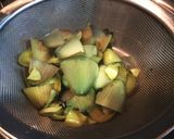 Foto del paso 2 de la receta: Guiso de habas con pollo y alcachofas al las hierbas aromáticas