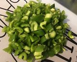 Une image de l'étape 2 de Salade tiède de pommes de terre,harengs marinés, tomates et poivrons verts.