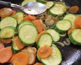 Foto del paso 3 de la receta: Pastel de quinoa y vegetales vegano y sin harina