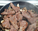 Foto del paso 5 de la receta: Chuletas de cordero en salsa de pimiento