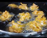 A picture of step 4 of Onion pakoda.