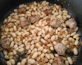 Foto del paso 5 de la receta Alubias con butifarra con salsa de parmesano y albahaca