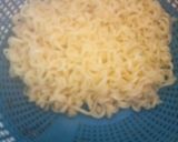 Foto langkah ke 2 dari resep Omelet mie sederhana.