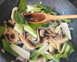 A picture of step 4 of Stir-Fried Noodles with Duck Leg.