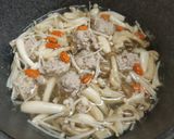รูปขั้นตอนการทำที่ 2 ของ ข้าวต้มเห็ดหมูสับ