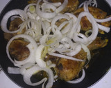 Foto del paso 3 de la receta: Muslo de pollo encebollado