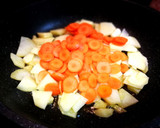 Foto del paso 3 de la receta: Chistorra con patata y zanahoria al miel de romero
